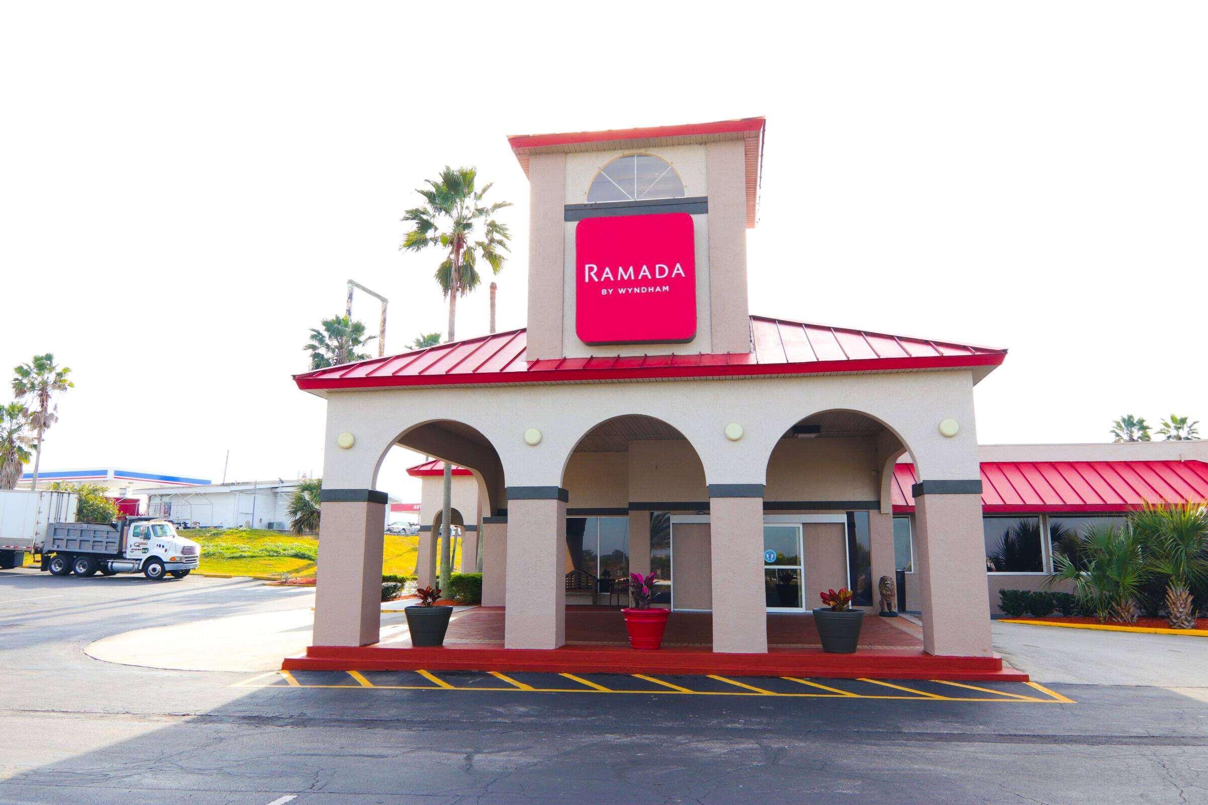 Ramada By Wyndham Orlando South Hotel 3*
